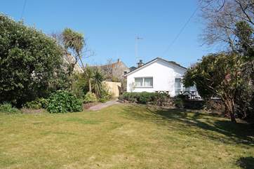 The Summer House has a lawn and a terrace.