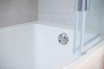 The lovely deep bath.