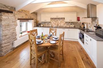 The well-equipped kitchen/dining-area.