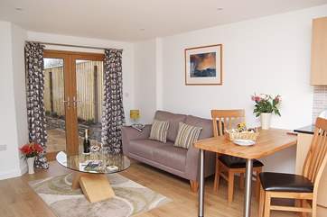 The spacious living-room in Whitsand.