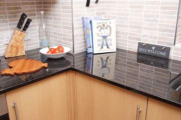 The well-equipped kitchen-area in Whitsand.
