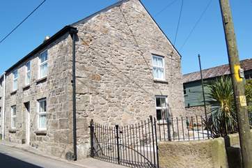 This end of terrace stone cottage is in the heart of this pretty village.