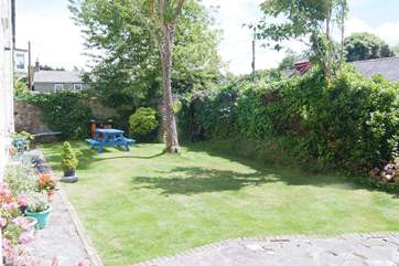 Samphire Barn's garden, perfect for some al fresco dining after a day on the beach.