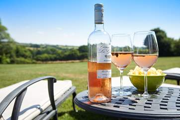 The setting is just lovely for al fresco meals with a panoramic view.