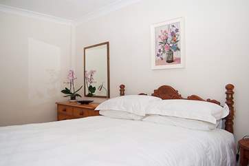 Bedroom 1 has a king-size (5') bed.