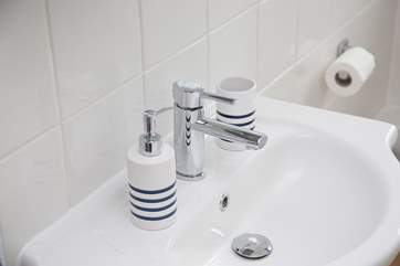 Navy and white in the en suite shower-room.