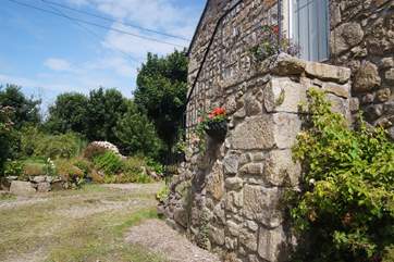 The parking area, the garden and the steps.