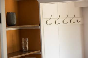 Handy hooks are provided.