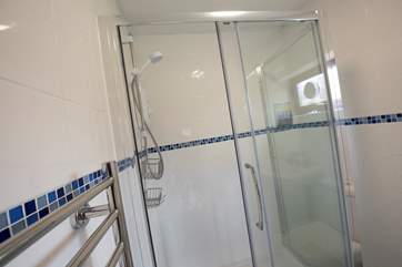 The en suite shower-room with lovely hot shower and proper flushing toilet (and wash-basin).