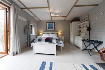 Gorgeous Ashley's Shack has a lovely king-size bed.