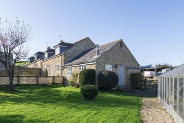Badgers Cottage is attached to Barn Owls Cottage with a pretty enclosed garden on one side and the farmyard the other.