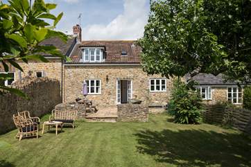 Barn Owls Cottage sits between Badgers Cottage to the right and another cottage on the left.