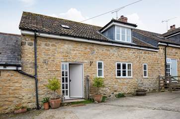 Barn Owls Cottage sits between Badgers Cottage to the right and another cottage on the left.