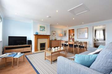 The sitting/dining-room.