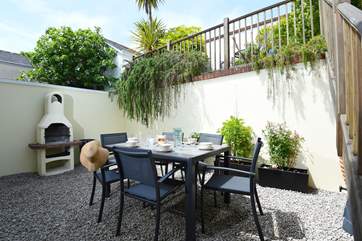 Dine al fresco.