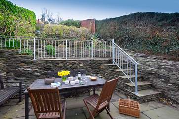 Dine al fresco.