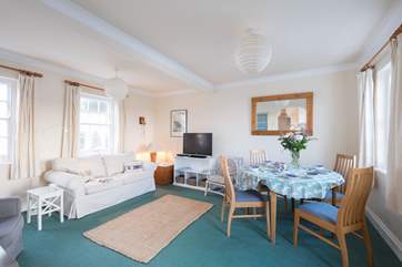 The sitting-room with dining-area.