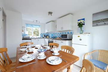 The well-equipped kitchen/dining-room.