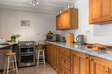 The well-equipped kitchen has all you need to create a delicious meal.