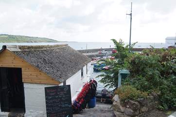 The windsurfing school where you can hire a kayak, paddleboard/SUP or take a windsurfing lesson. (April to September)