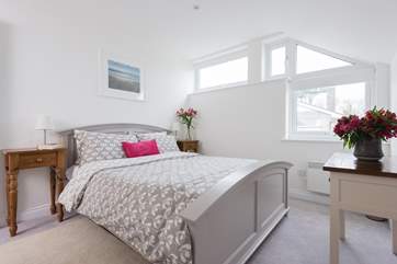 The fabulous double bedroom wtih king size bed.