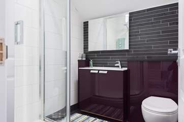 The gorgeous shower-room with corner cubicle, slate floors and a glamorous mirror.