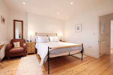 The other double bedroom.