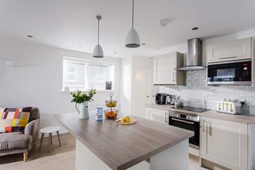 The breakfast-bar in the kitchen-area.
