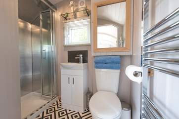 And not forgetting the en suite shower-room too.