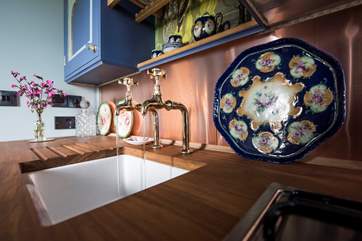 Beautifully fitted kitchen with hot and cold water too!