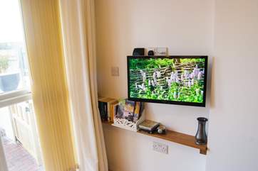 The TV is on a swivel arm for perfect positioning!