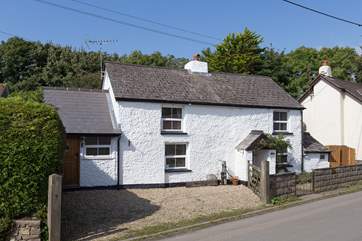 Spring Cottage is in the village of Bradworthy which has a great pub, village shops, and is a short drive inland from the coast. The enclosed garden as at the back through the side gate.