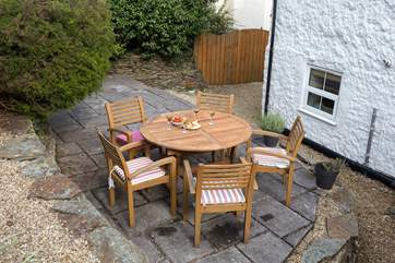 For sunny days there is a very private, enclosed courtyard garden. Please note that there is a drop from the patio.