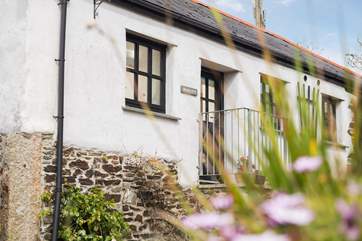 This pretty single-storey studio barn is the perfect base for exploring this beautiful area of Cornwall.