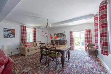 The sitting/dining-room.