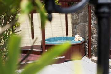 The hot tub on the terrace at Bew Cottage.