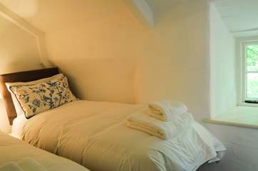 The 'zip and link' beds can be made up as 2'6'' twins or a 5' double (only accessible from one side when a 5' double).