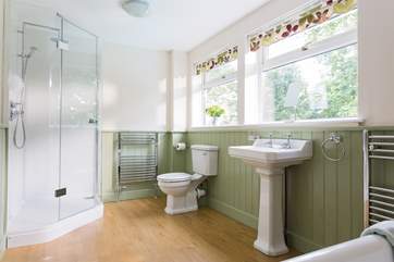 The fabulous en suite bathroom to the master bedroom.