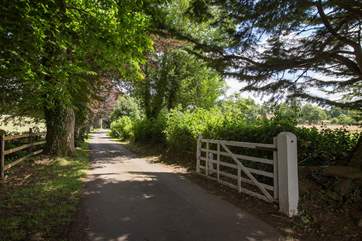 A lovely gated entrance will set the scene as you arrive.