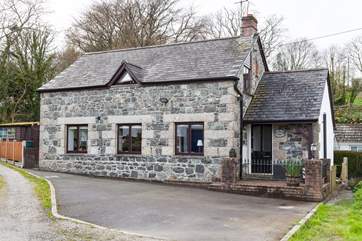 The Old Stone Workshop is a detached cottage.