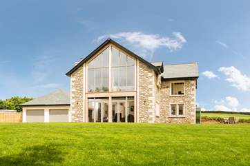 This brand new house sits on a large plot surrounded by fields between Manaccan and St Martin.