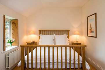 Both bedrooms have lovely crisp white linen and fluffy white towels.