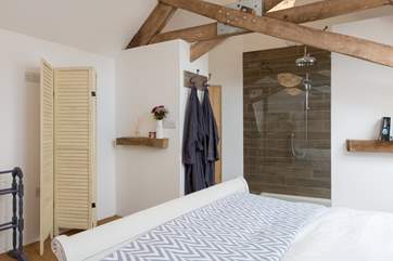 Both bedrooms have top quality 600 count Egyptian cotton bed linens and towelling robes.