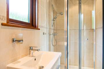 ..also has a separate shower.