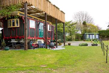 Here you can see the cabin just accross from Sanger's, which houses a kitchen, dining-area and shower-room.