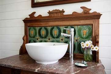 Complete with another beautiful wash-basin.