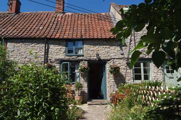 2 Batch Cottages is the most beautiful little stone cottage, full of warmth and character - the perfect bolt-hole for two. The front and back gardens are fully enclosed.