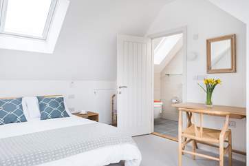 Bedroom 1 has a 5' kingsize bed and an en suite wet-room.