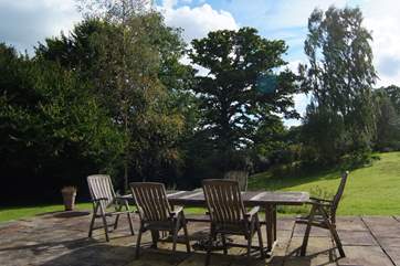 Nowhere could be more perfect for a complete get away with family and friends. This place is totally secluded, an oasis of peace and quiet.