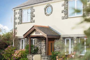 Mermaid Cottage is a modern cottage with traditional stonework that give both character and charm to the property.